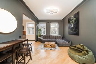 Vibrant Downtown Apartment - 7