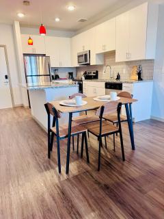 Entire Apartment with Cozy King Bed, Pet-Friendly, 15 Min to Disney, Resort-Style Amenities - Kissimmee - 6