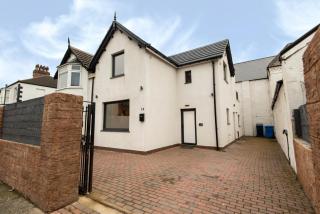 Spacious Cottage 3 Bedrooms with Free Private Parking in a Central Location - 3