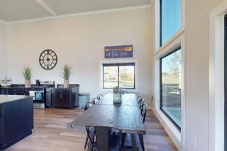 4 BR Lakefront House with Private Patio and WiFi - 4