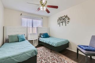 5BD-3BA-Pool Vacation Home for 10 in Peoria - Peoria - 7