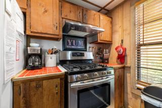 Hook, Wine and Sinker Cottage - Cedar Key - 6