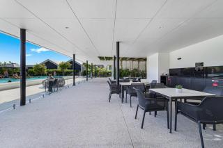 Modern Palms Getaway - 4