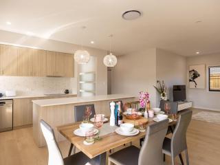 Luxurious 4 Bedroom Home with AC, Wi-Fi and SmartTV - 6