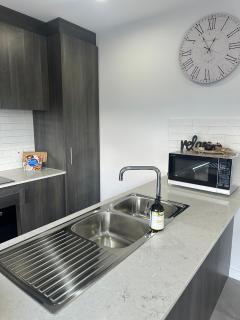 Brand New Stylish 2 Bedroom - Kialla - 9