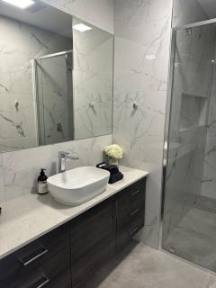 Brand New Stylish 2 Bedroom - Kialla - 6