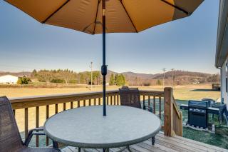 Near Wineries Hendersonville Home with Mtn Views! - Hendersonville - 9
