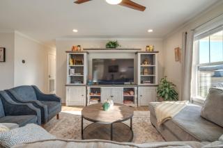 Near Wineries Hendersonville Home with Mtn Views! - Hendersonville - 8