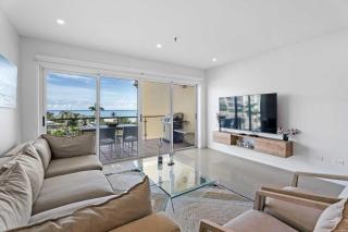 Beachfront - Flamingo Luxury 2BR condo - E423 - Palm-Eagle Beach - 2