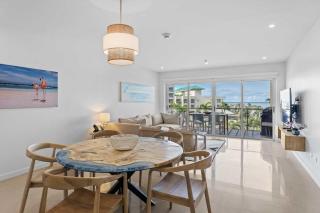 Beachfront - Flamingo Luxury 2BR condo - E423 - Palm-Eagle Beach - 1