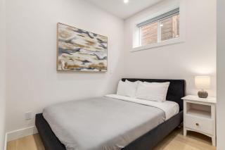 Free Parking, Perfect Family Home with King Bed - 8