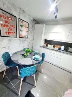 Bright 3BR walking distance to town - FREE parking - Glasgow - 8