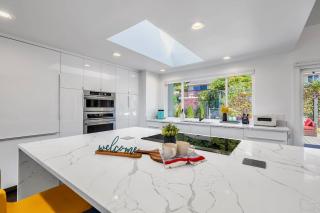 Modern and Relaxing Lake Sammamish View House - Issaquah - 4