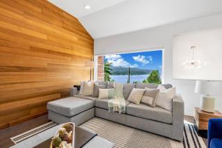 Modern and Relaxing Lake Sammamish View House - Issaquah - 1