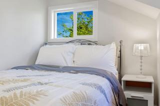 Queen Anne Charm Near Tech Hubs & Entertainment - 8
