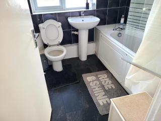 Cosy & Spacious 3Bed Apt on High Street Wi-Fi - 3
