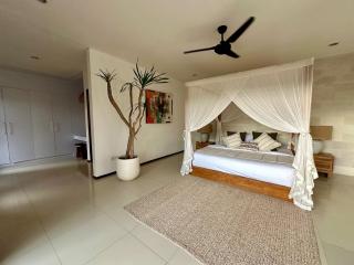 Villa Oliver Luxury 3BR inc Breakfast and Airport Pickup - Canggu - 7