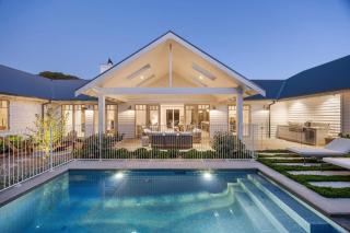 Muskoka Luxe Retreat with Pool Spa & Fire Pit - Mount Martha - 4