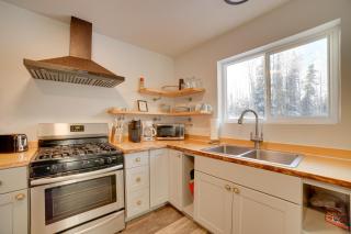 Walk to Kenai River Forested Fishermans Cabin! - 2