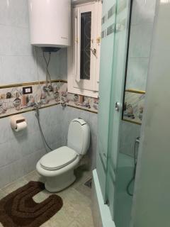 Nice stay in modern 2 bedroom flat with 3ACs, 2Flat screen TVs, Free Wi-Fi large balcony in the heart of Alexandria - Alessandria d'Egitto - 6
