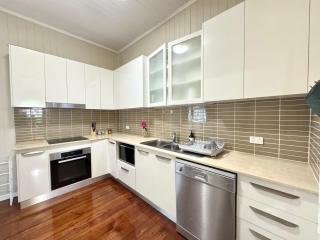 Stylish & Bright 3-BDRS Family in Holland Park West - 2