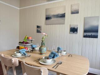 Stylish & Bright 3-BDRS Family in Holland Park West - 4