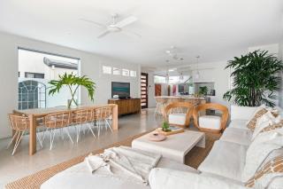 Luxury Tri-Level Duplex in Mermaid Beach - CoastHM - Gold Coast - 9