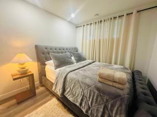 Comfy Neutral Living Free Parking - 5