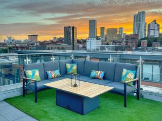 Luxury Penthouse with Private Hot Tub Overlooking Leeds City Centre - 9