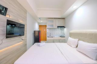 Modern Look and Comfortable Studio Evenciio Margonda Apartment By Travelio - 5