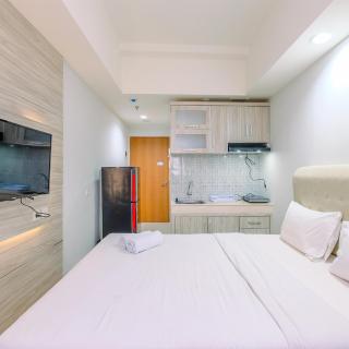 Modern Look and Comfortable Studio Evenciio Margonda Apartment By Travelio - 9