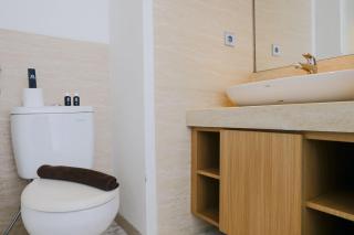 Best Deal Studio Room with Private Jaccuzi at Art Deco Apartment By Travelio - 7