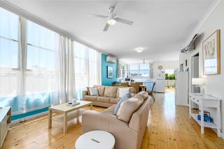 Lil Blue Surf Shack - A Playful Coastal Hideaway - 7