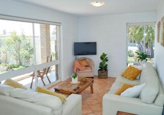 Arlingtons Holiday Accommodation - 3