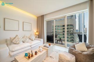 Blue Breeze - Modern Apt with Partial Marina Views & Balcony - Dubai - 2