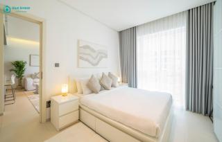 Blue Breeze - Modern Apt with Partial Marina Views & Balcony - 1