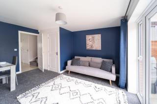 Stylish 3-bed Gloucester house with Free Driveway Parking for 2 cars - 8