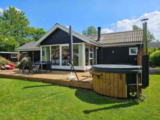 Cozy Cottage With Wilderness Bath - Føllenslev - 0