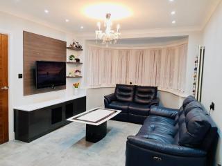 Luxury 2 bed house with parking next to station and all shops - Pinner - 0