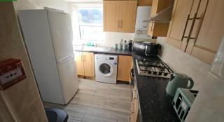 Spacious 3-Bedroom Apartment! - 5