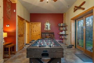 6-Bed Family Retreat Hot Tub Game Room Playground - Marshall - 6