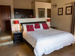 Zebula Golf and Wildlife Estate - Jackals Call Pax 8 - Moi Signature Luxury villa - Mabula - 5