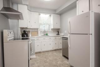 Charming 4BR Barrie Retreat with Backyard - Barrie - 3