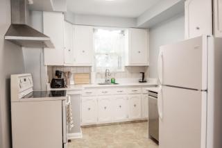 Charming 4BR Barrie Retreat with Backyard - Barrie - 2