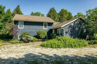 5BR Riverfront Retreat w Firetable BBQ and Deck - Orangeville - 3