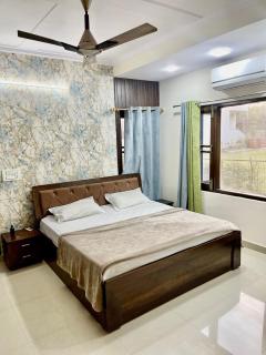 Luxe 6BR Serviced Homestays by B-Town - Dehradun - 2