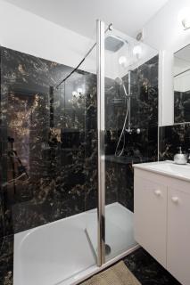City View Apartment with Private Balcony - Bucharest - 6