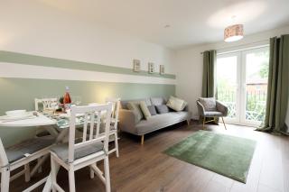 large 2 bed central apartment with balcony and private parking - 3