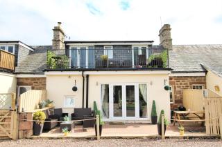 Berwick Upon Tweed - Norham - 15 Minutes From Beach - 3 Bedrooms 2 Bathrooms Cottage - Dog Friendly - Large Balcony - Log Fire - Private Garden - Off Street Parking - Quiet Rural Location - Fast Wifi - Berwick-Upon-Tweed - 0