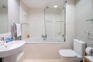 Luxury 1 bed Apt Sleeps 5, Barons Court 5m to tube - Londra - 6